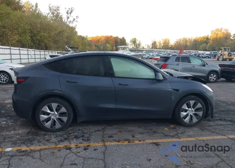 2023 Tesla Model Y Awd/Long Range Dual Motor All-Wheel Drive z USA, uszkodzony, nr VIN 7SAYGDEE1PF749270